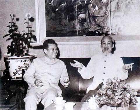 Chủ tịch Hồ Chí Minh trao đổi với Chủ tịch Lào Kaysone Phomvihane tại Hà Nội năm 1966.  Ảnh tư liệu
