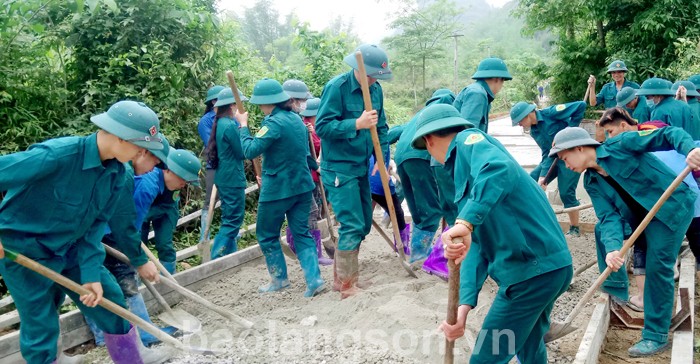 Dân quân tự vệ huyện Bắc Sơn giúp dân làm đường