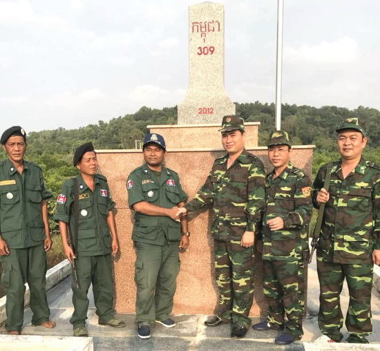 Thiếu tá Lưu Đắc Nhanh (thứ 3 từ phải sang) cùng cán bộ Đồn Biên phòng cửa khẩu quốc tế Hà Tiên