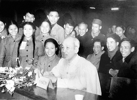 Chủ tịch Hồ Chí Minh thăm Đại hội Thanh niên xung phong chống Mỹ cứu nước (12/1/1967). Ảnh tư liệu.