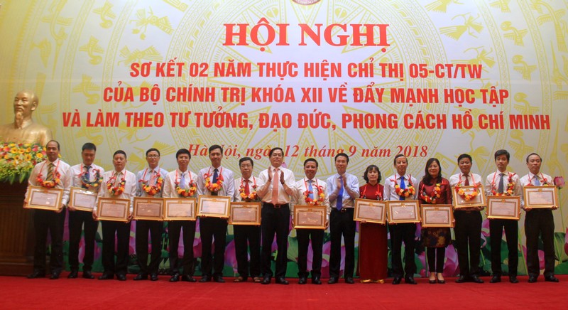 Đồng chí Võ Văn Thưởng và đồng chí Phạm Viết Thanh trao thưởng cho các tập thể xuất sắc. (Ảnh: HH)