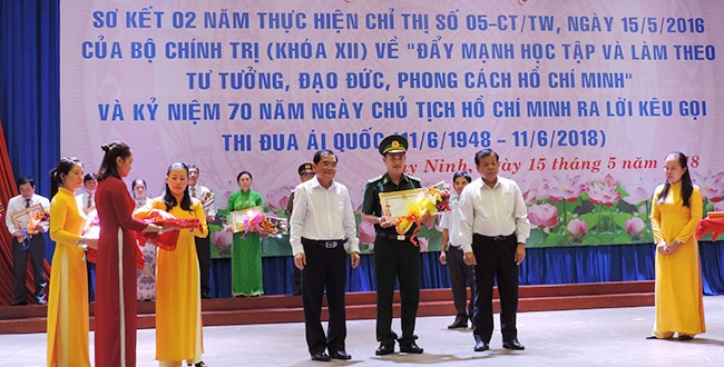 Trao bằng khen của Tỉnh ủy Tây Ninh cho các tập thể và cá nhân có thành tích xuất sắc trong thực hiện Chỉ thị 05 của Bộ Chính trị.