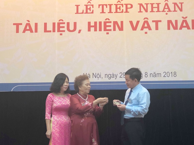 Nữ anh hùng Lao động Trương Thị Diên trao tặng Huy hiệu Bác Hồ của bà cho Bảo tàng Hồ Chí Minh