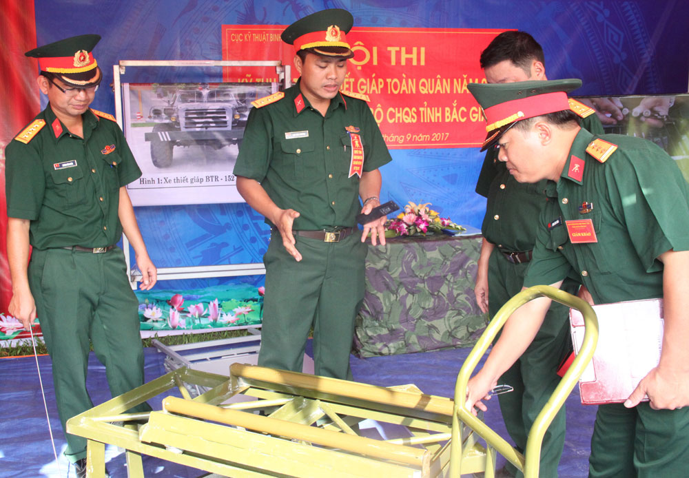 Đại úy Chu Văn Phương (thứ hai từ trái sang) thuyết trình sáng kiến thiết bị tăng hành trình kích nâng hạ.