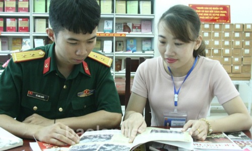 Cán bộ Thư viện tỉnh Lạng Sơn noi gương Bác