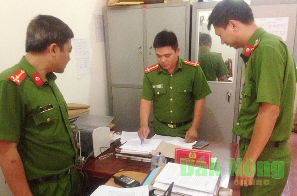 Đại úy Lâm Văn Định (giữa) cùng các cán bộ, chiến sĩ trong đội lên kế hoạch đánh án.