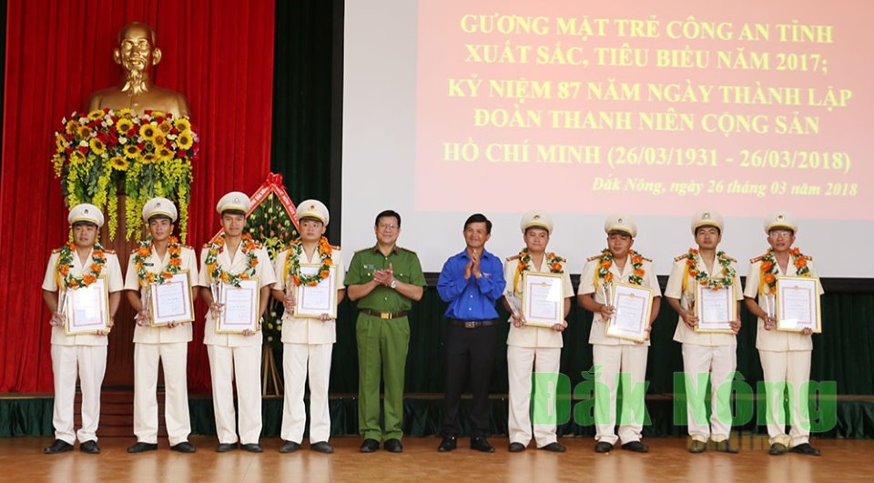 Đại úy Lâm Văn Định (thứ 3 từ phải qua) tại Lễ tuyên dương “Gương mặt trẻ Công an tỉnh xuất sắc, tiêu biểu” năm 2017.