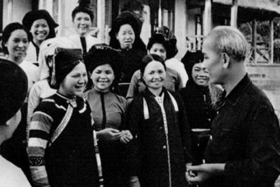 Bác Hồ với đại biểu phụ nữ các dân tộc Tây Bắc (1959). Ảnh: Tư liệu
