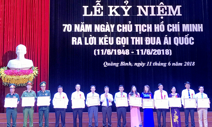 Đảng bộ xã Văn Hoá là 1 trong 13 tập thể vừa được Ban Thường vụ Tỉnh uỷ tặng bằng khen vì đạt thành tích            xuất sắc trong trong học tập và làm theo tư tưởng, đạo đức, phong cách Hồ Chí Minh.