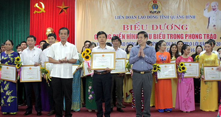 Các cá nhân điển hình được UBND tỉnh Quảng Bình tặng Bằng khen vì đã có thành tích xuất sắc trong phong trào.