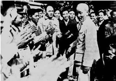 Bác Hồ đến thăm và chúc Tết cán bộ, chiến sĩ Cảnh vệ - Xuân Quý Mão 1963.