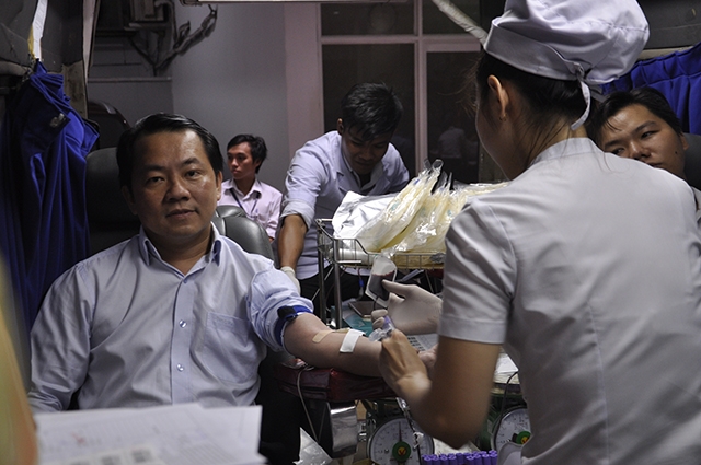 Cán bộ Liên hiệp Hợp tác xã Thương mại TP Hồ Chí Minh tham gia hiến máu nhân đạo.