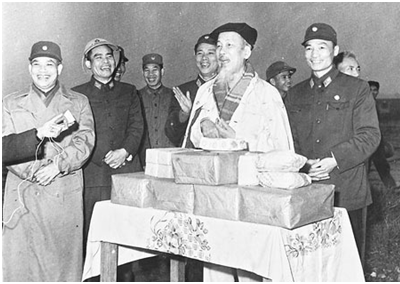 Bác Hồ tặng quà Tết và nói chuyện với các chiến sỹ Đoàn không quân Sao Vàng, sáng mồng 1 Tết Đinh Mùi (9-2-1967).
