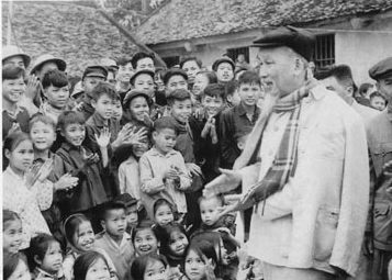 Bác Hồ nói chuyện với các cháu thiếu nhi trong dịp Người về thăm và chúc Tết đồng bào tỉnh Hà Bắc (xuân Đinh Mùi, 9-2-1967).