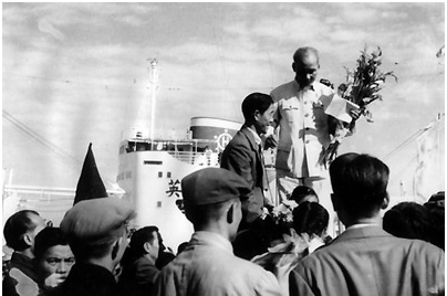 Bác Hồ đón Việt kiều trở về quê hương vào ngày 10-1-1960.