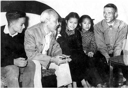 Chủ tịch Hồ Chí Minh thăm và chúc Tết GS. Đinh Văn Thắng và gia đình vào đêm giao thừa Tết Canh Tý (27-1-1960).