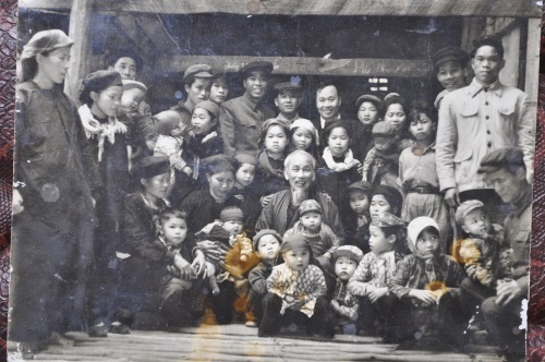 Chủ tịch Hồ Chí Minh chụp ảnh lưu niệm với con em các gia đình có công với cách mạng