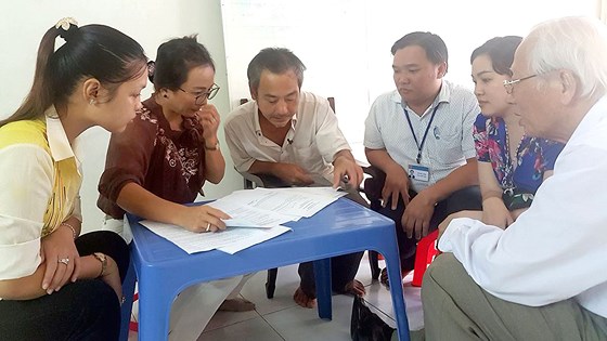 Đảng viên Chi bộ Phòng LĐTB - XH quận Bình Thạnh hướng dẫn thủ tục cấp giấy
