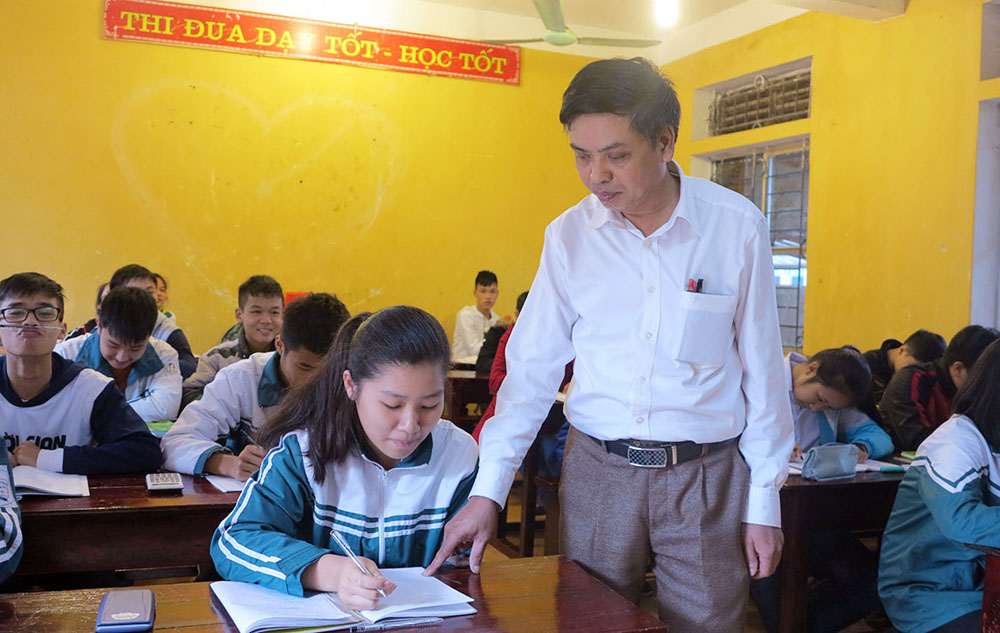 Thầy giáo Nguyễn Minh Sang luôn tận tình, hướng dẫn học sinh giải Toán bằng phương pháp nhanh, gọn nhất