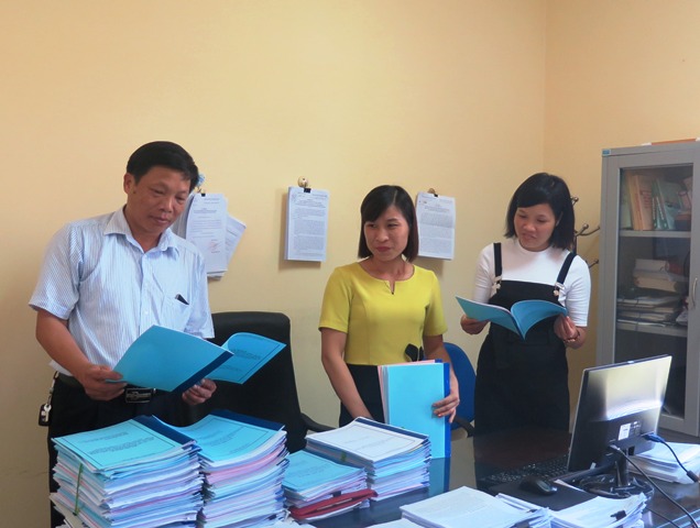 Đồng chí Chế Huy Ba, Phó Trưởng ban Tuyên giáo Tỉnh ủy Yên Bái (ngoài cùng bên trái)
