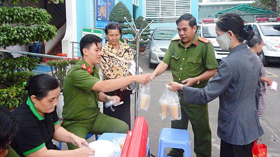 Những suất cháo nghĩa tình được cán bộ, chiến sĩ Công an phường Tam Phú trao tận tay bệnh nhân nghèo tại Bệnh viện Quận Thủ Đức