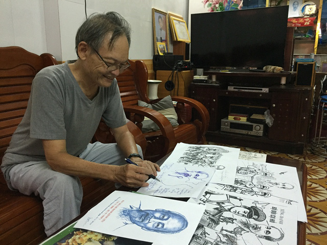Thượng tá Trần Ngọc giới thiệu những bức tranh ông vẽ Bác Hồ