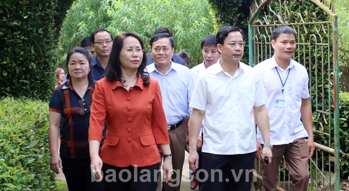 Bí thư Tỉnh ủy Lâm Thị Phương Thanh (áo cam) và các đồng chí lãnh đạo tỉnh, huyện Bắc Sơn
