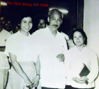 Bà Bích Thuận (ngoài cùng bên phải) chụp ảnh cùng Bác Hồ. Ảnh: Tư liệu