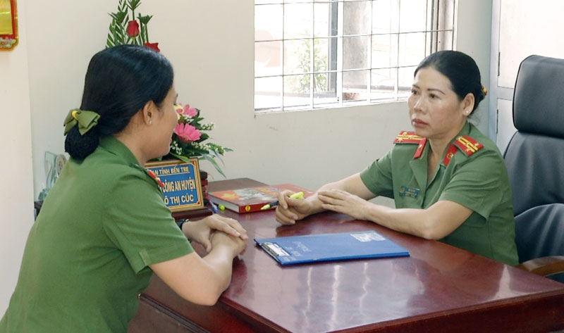 Thượng tá Võ Thị Cúc (phải) đang trao đổi nghiệp vụ với đồng nghiệp.