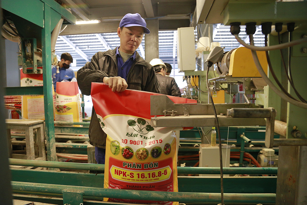 Công nhân bộ phận đóng bao sản phẩm NPK - Công ty Cổ phần Supe phốt phát và Hóa chất Lâm Thao
