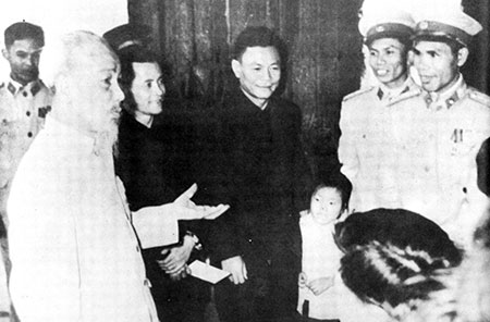 Bác Hồ đến thăm cán bộ, chiến sĩ Cảnh sát nhân dân Hà Nội nhân dịp Tết Quý Mão (1963). Ảnh tư liệu