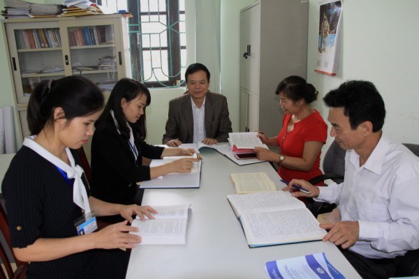 Phó Hiệu trưởng nhà trường cùng các giảng viên Khoa Lý luận Mác - Lê-nin, tư tưởng Hồ Chí Minh