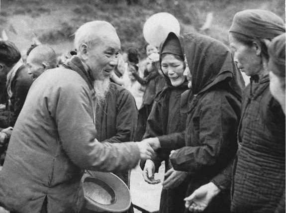 Bác Hồ về thăm bà con Pác Bó (Hà Quảng, Cao Bằng) tháng 2/1961. Nguồn: Ảnh tư liệu