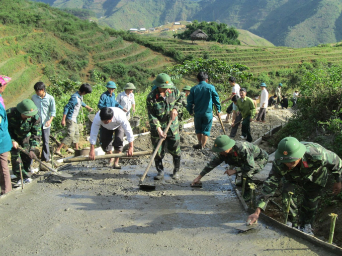 Bộ đội giúp dân làm đường giao thông nông thôn. Ảnh: http://www.tapchigiaothong.vn