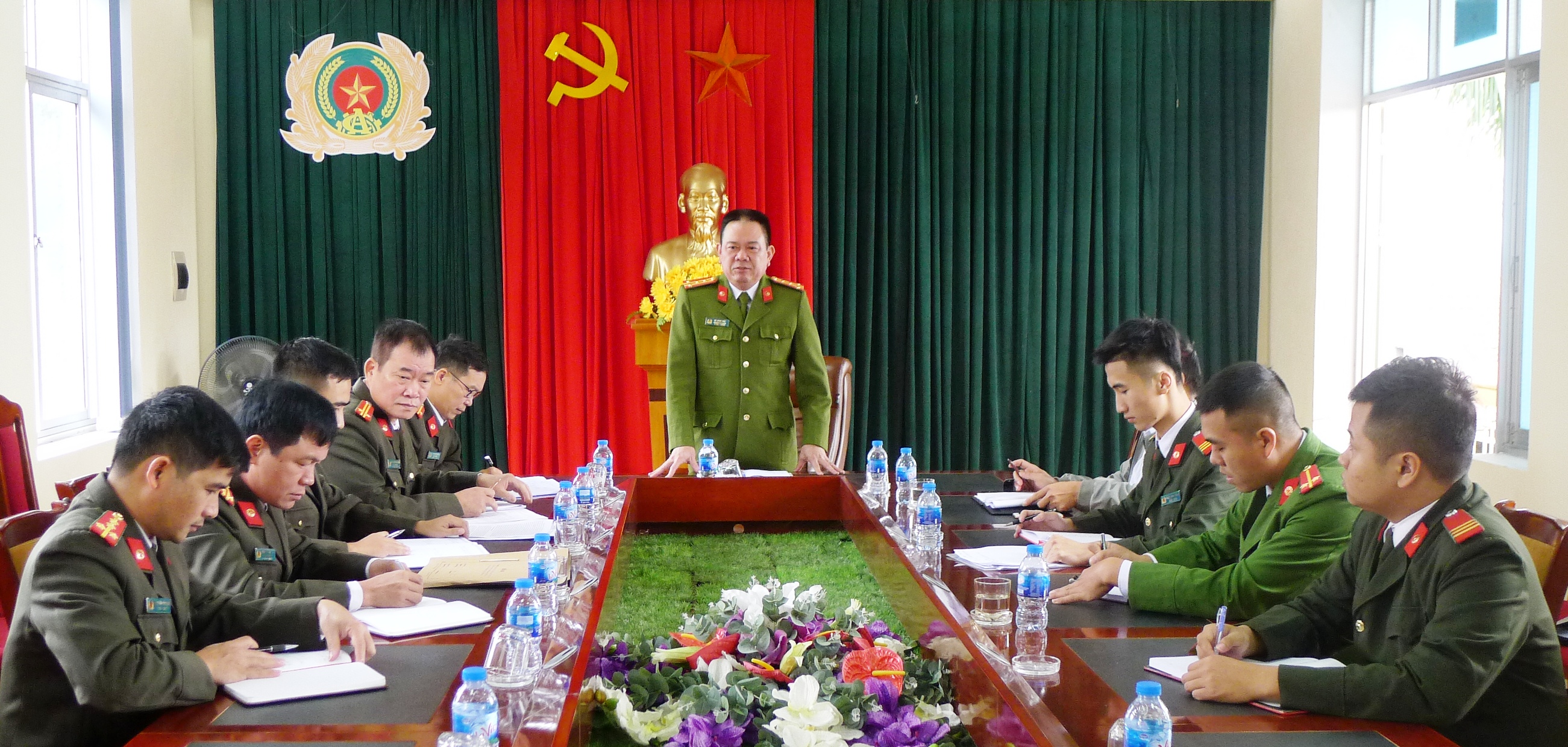 Đại tá Vũ Minh Đức - Trưởng Công an huyện Ba Chẽ chủ trì buổi họp giao ban hàng tuần - ảnh: HM