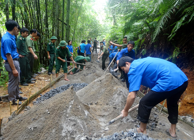 Lực lượng ĐVTN tham gia thực hiện công trình thanh niên làm đường bê-tông nông thôn