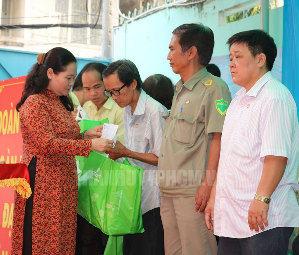 Trưởng Ban Tổ chức Thành ủy TPHCM Nguyễn Thị Lệ trao quà cho các hộ gia đình nghèo tại ngày hội
