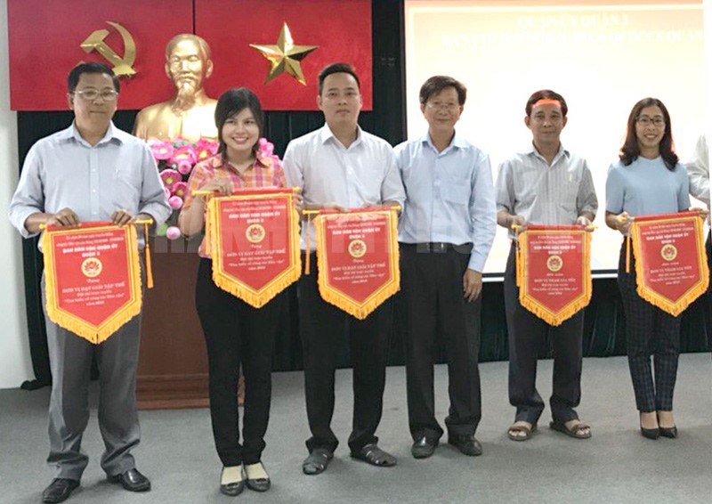 Đồng chí Trương Trần Đạt trao khen thưởng cho 3 đơn vị đạt giải tập thể