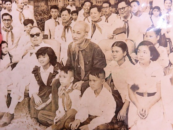 Trong tấm ảnh kỷ niệm, cậu bé Đinh Thế Quán được                  vinh dự ngồi trong lòng Bác Hồ. Ảnh: tư liệu