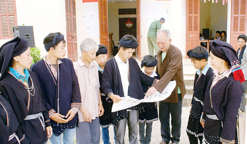 Ông Bàn Văn Chiêu dạy chữ Dao cổ cho người dân xã Vầy Nưa