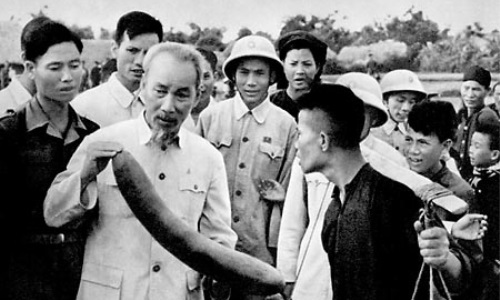 Mẫu hình người cán bộ lãnh đạo vì dân theo tư tưởng Hồ Chí Minh