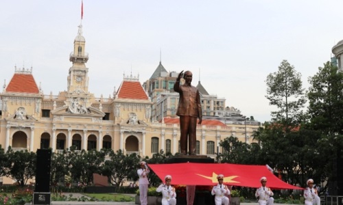 Lãnh đạo TP. Hồ Chí Minh dâng hoa tưởng niệm Chủ tịch Hồ Chí Minh