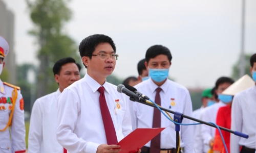 Đoàn đại biểu Thị xã Duy Tiên báo công dâng Bác