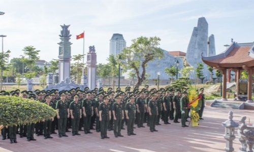 Đảng bộ BĐBP Quảng Bình dâng hương và báo công tại đền thờ Bác Hồ