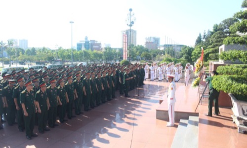 Đoàn đại biểu Đảng bộ Quân khu 4 báo công với Bác Hồ tại Quảng trường Hồ Chí Minh