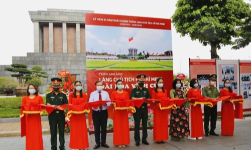 Khai mạc triển lãm ảnh “Lăng Chủ tịch Hồ Chí Minh - Đài hoa vĩnh cửu”