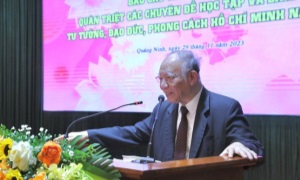 Giáo sư Hoàng Chí Bảo trò chuyện cùng tuổi trẻ Quảng Ninh