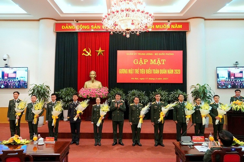Nguyễn Thị Kim Oanh (thứ 5 từ trái sang) là 1 trong 10 gương mặt trẻ tiêu biểu toàn quân năm 2022