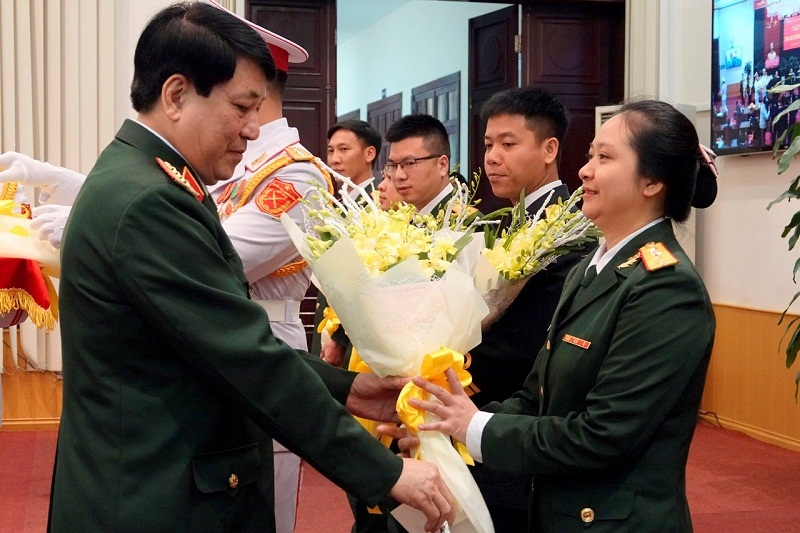 Đại tướng Lương Cường, Ủy viên Bộ Chính trị, Chủ nhiệm Tổng cục Chính trị trao danh hiệu gương mặt trẻ tiêu biểu toàn quân năm 2022 cho Nguyễn Thị Kim Oanh