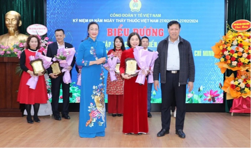 Đại diện lãnh đạo Bộ Y tế, lãnh đạo Công đoàn Y tế Việt Nam tặng biểu trưng cho tập thể điển hình “Học tập và làm theo tư tưởng, đạo đức, phong cách Hồ Chí Minh”